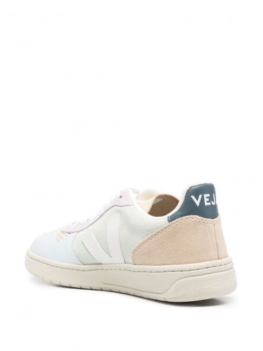 V-10 sneakers